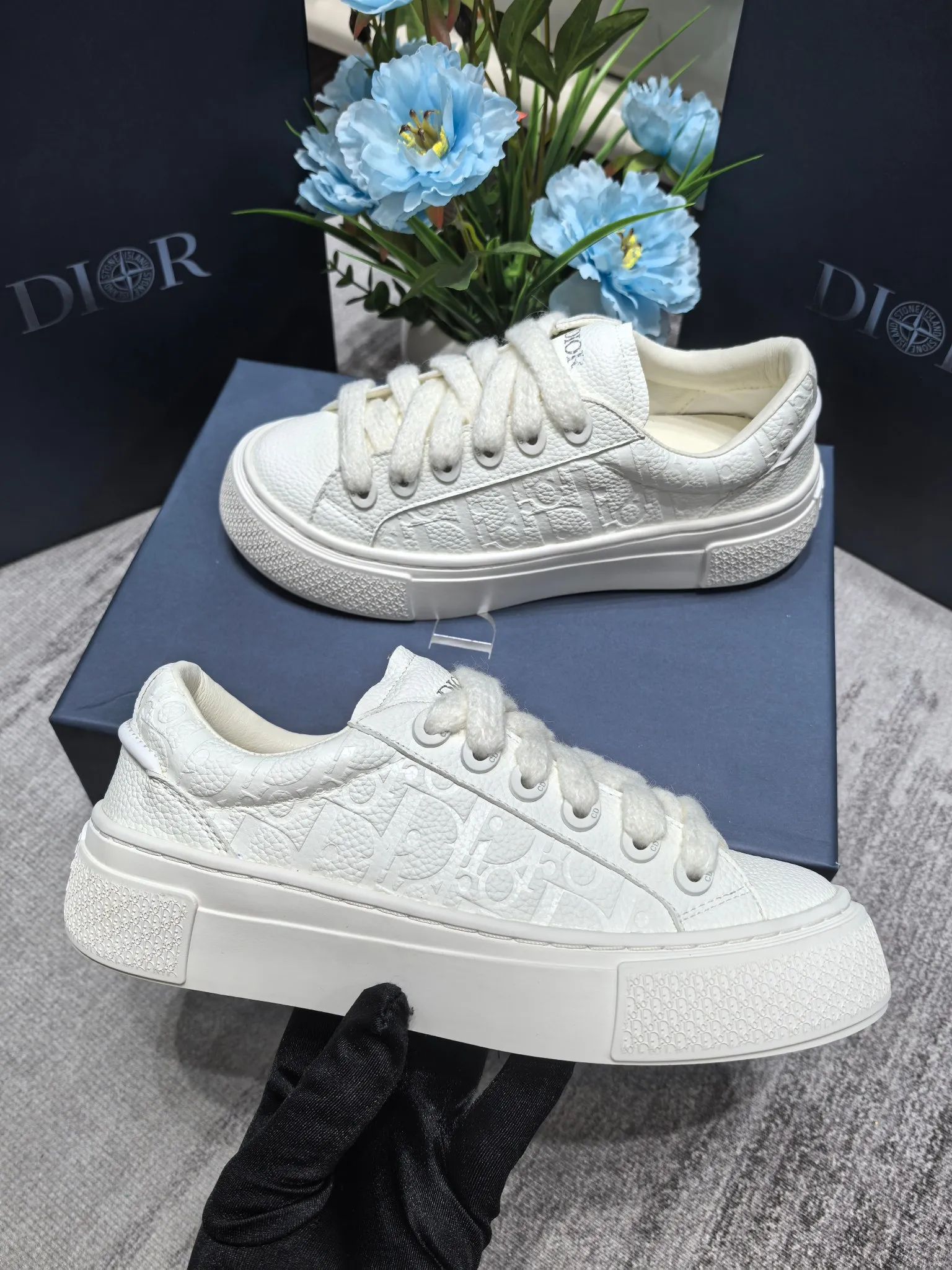👟👟Ex-factory price 560👟👟 Women's new Dior couple's casual shoes Dior's casual style has been reinterpreted to highlight the spirit of futurism. Carefully crafted from ultra-light white rubber and decorated with curved cannage pattern Cosmo pattern, it reinterprets the classic design. It highlights the sports and leisure style and can be matched with all kinds of casual outfits this season. The TPU outsole creates a refined look. 35-45